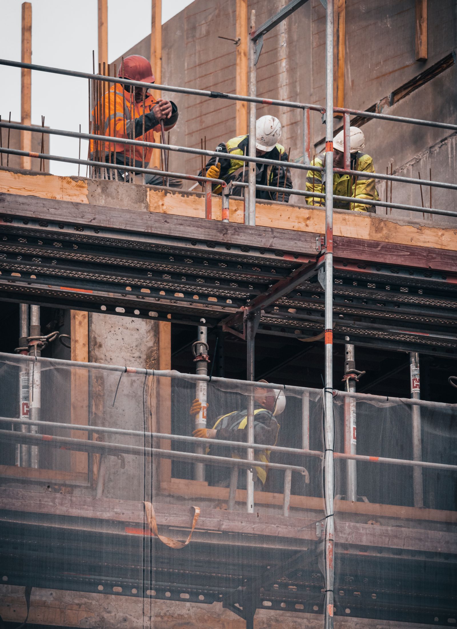 Immeuble en construction et ouvriers
