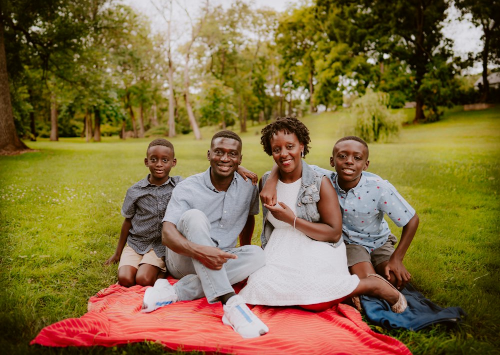 Famille réunie en extérieur
