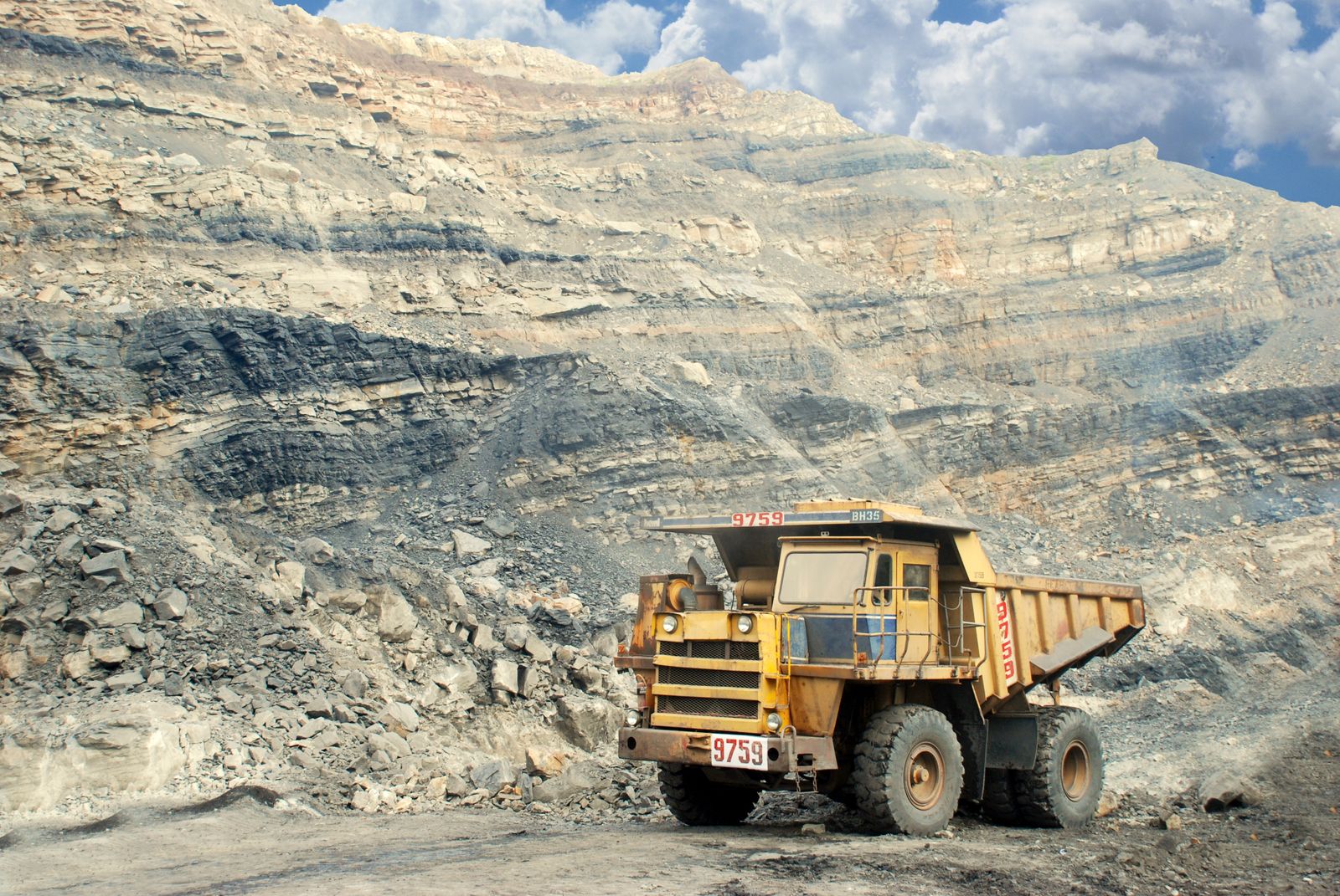 Camion de transport dans une mine à ciel ouvert