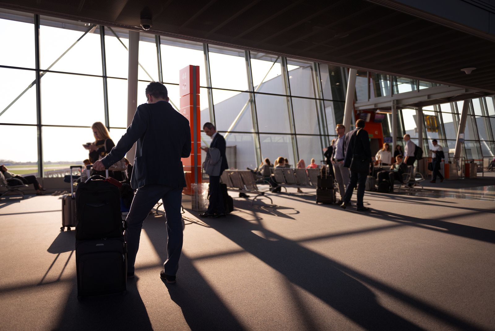 Voyageur dans un terminal d'aéroport