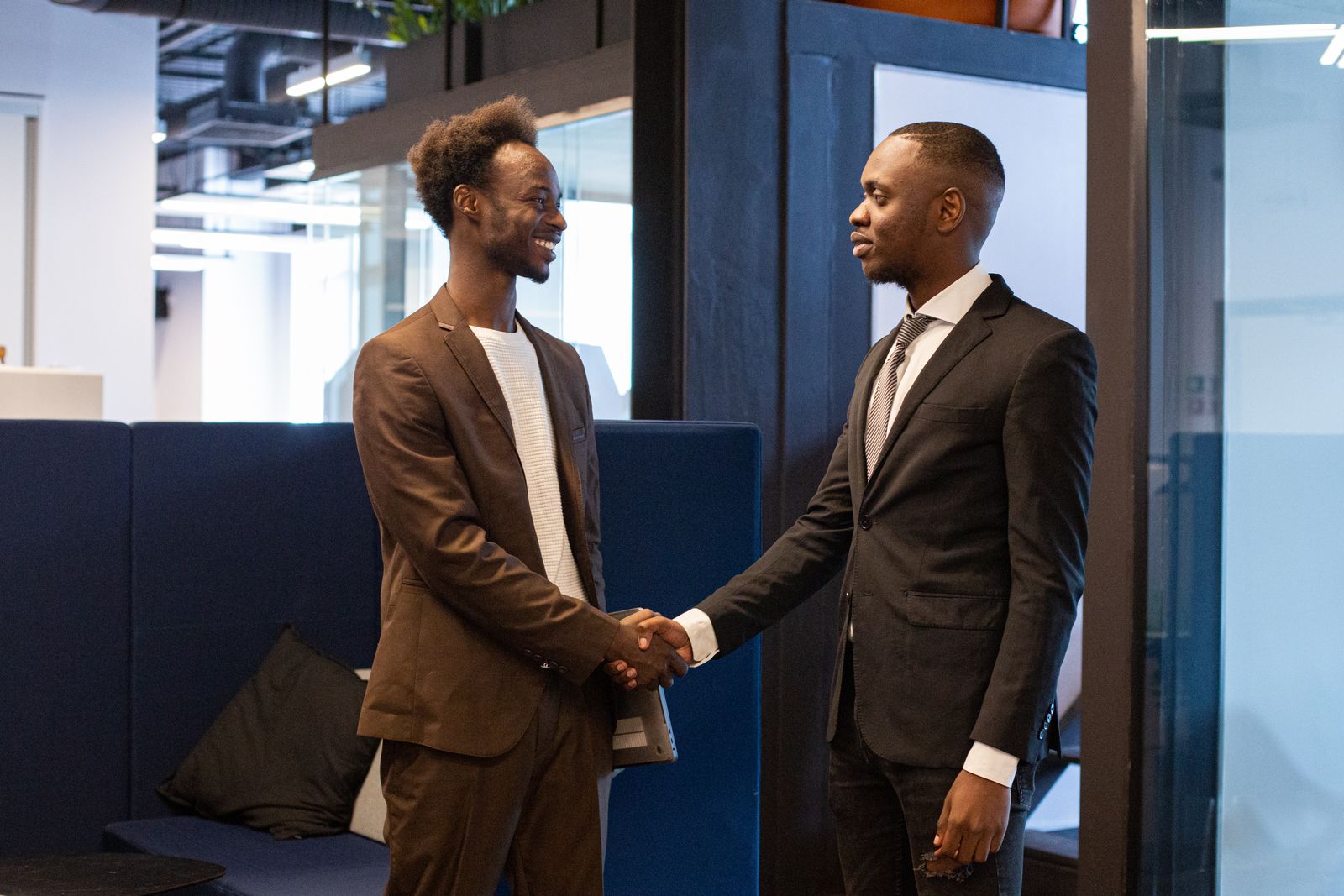 Deux professionnels se serrent la main dans un bureau